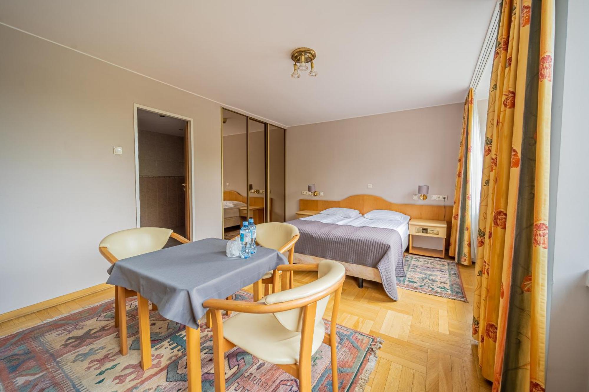 Hotel Mazowiecki Lodz Екстер'єр фото
